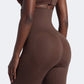 Litchy High-Waisted Short in Espresso, achteraanzicht met gelifte billen