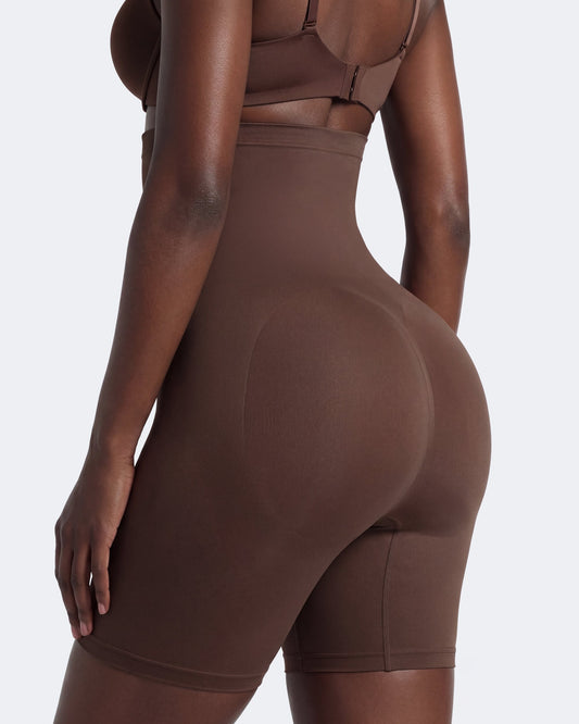Litchy High-Waisted Short in Espresso, achteraanzicht met gelifte billen