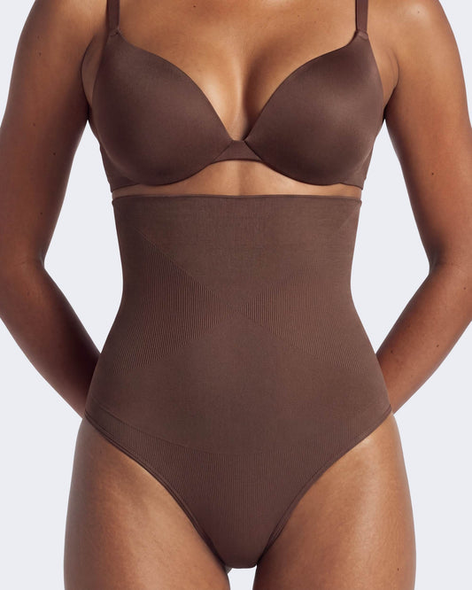 Litchy High-Waisted Thong in Espresso, vooraanzicht met platte buik