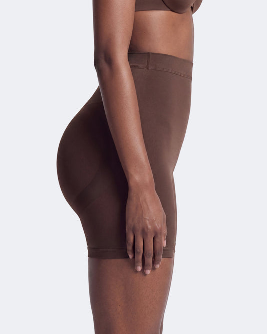 Litchy Mid-Rise Short in Espresso, achteraanzicht met gelifte billen