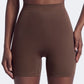 Litchy Mid-Rise Short in Espresso, vooraanzicht met gladde buik