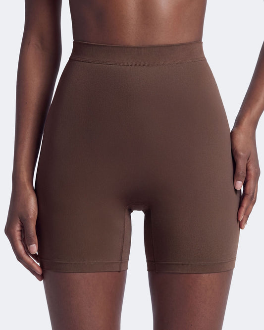 Litchy Mid-Rise Short in Espresso, vooraanzicht met gladde buik