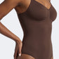 Litchy Thong Bodysuit in Espresso, vooraanzicht met platte buik