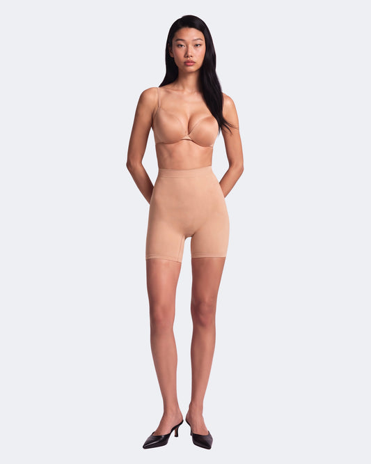 Litchy Mid-Rise Short in Sandy, butt lifting shapewear die billen lift en buik wegwerkt