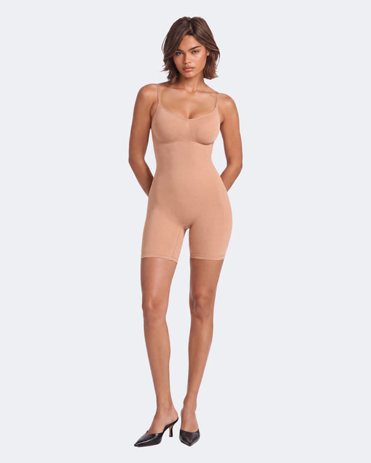 Litchy Mid-Thigh Bodysuit in Sandy, full body shapewear met tummy control van buste tot dij