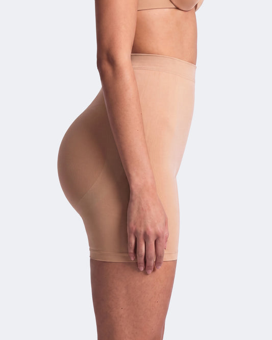 Litchy Mid-Rise Short in Sandy, achteraanzicht met gelifte billen