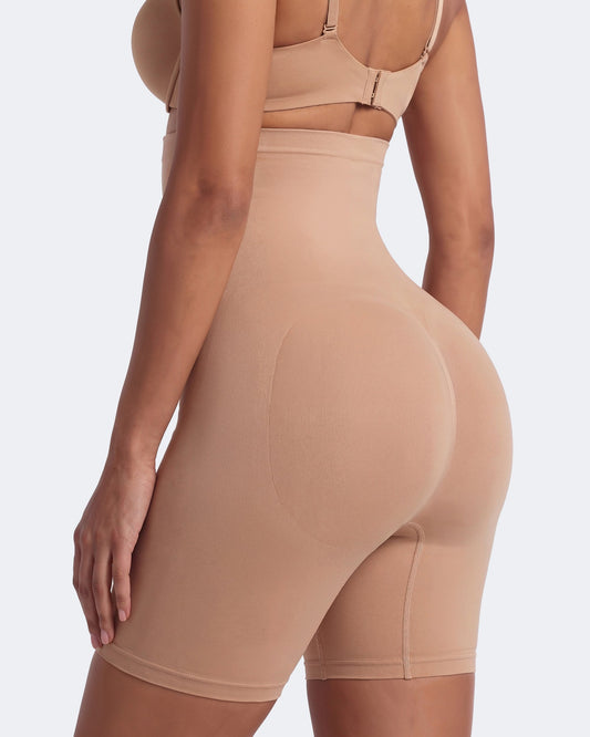 Litchy High-Waisted Short in Sandy, achteraanzicht met gelifte billen