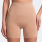 Litchy Mid-Rise Short in Sandy, vooraanzicht met gladde buik