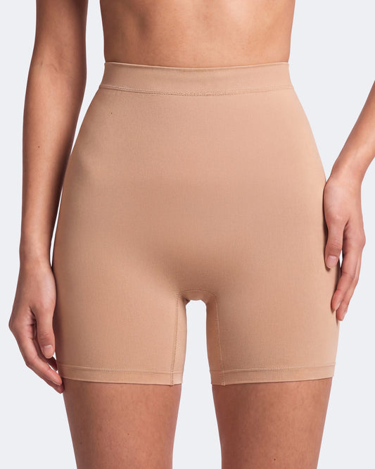 Litchy Mid-Rise Short in Sandy, vooraanzicht met gladde buik