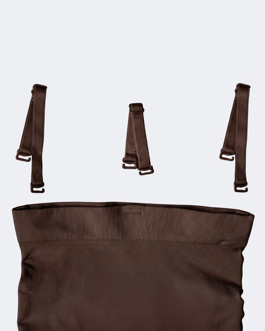 Litchy High-Waisted Thong in Espresso op model met verstelbare bh-bandjes