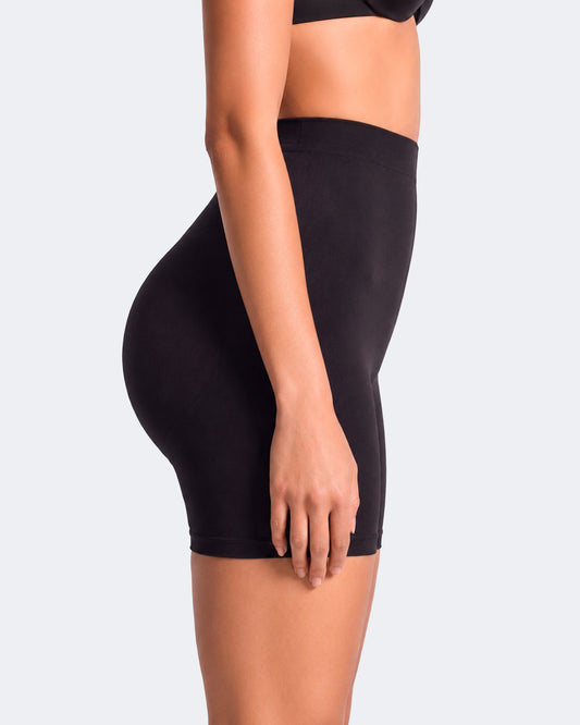Litchy Mid-Rise Short in het zwart, achteraanzicht met gelifte billen