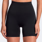 Litchy Mid-Rise Short in het zwart, vooraanzicht met gladde buik