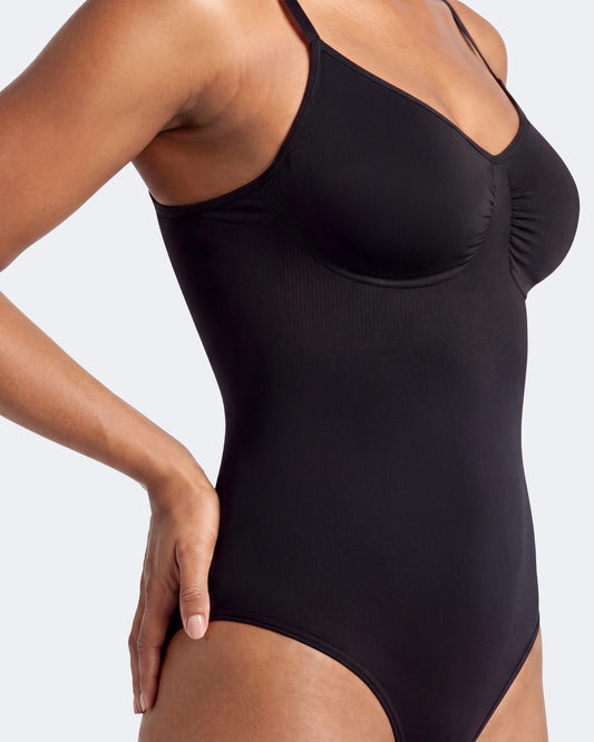 Litchy Thong Bodysuit in het zwart, vooraanzicht met platte buik